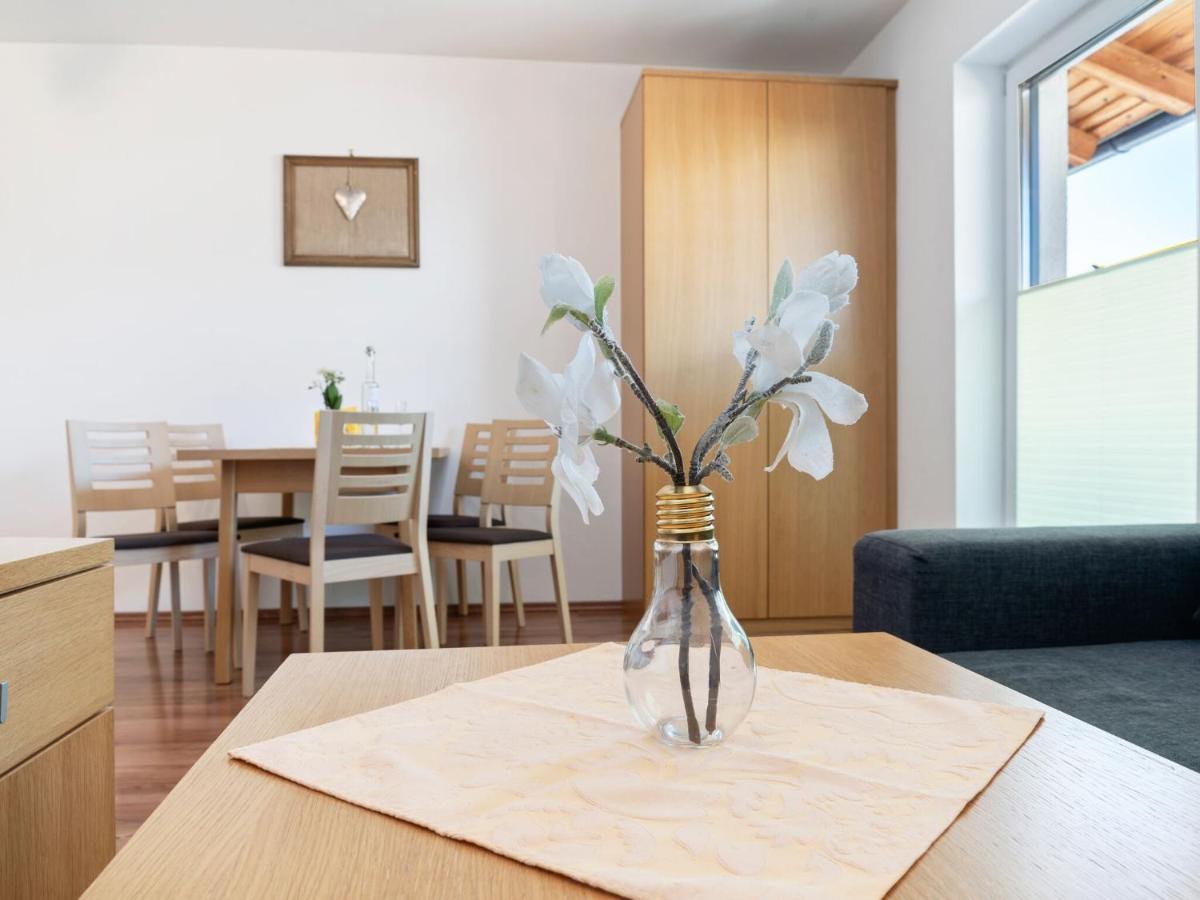 Elegant Apartment In Saalfelden With Balcony Eksteriør billede