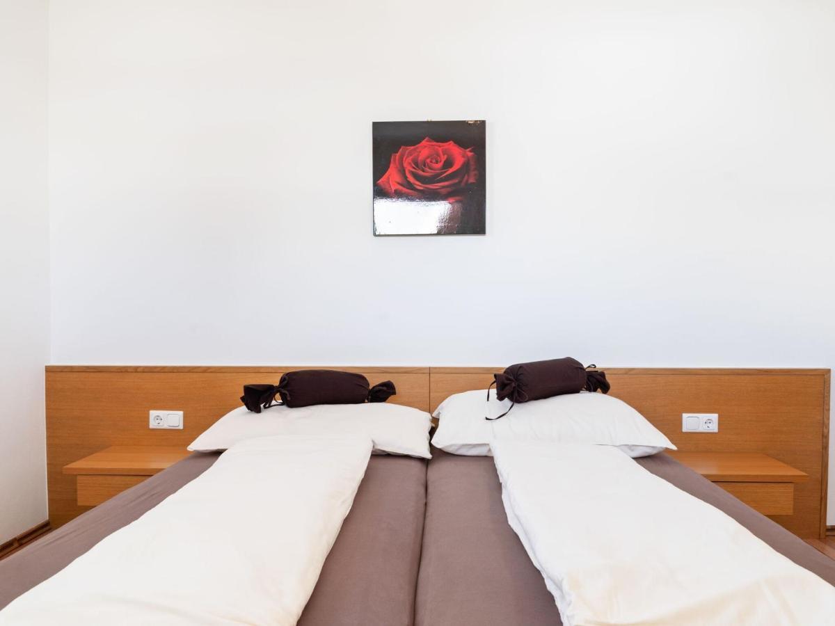 Elegant Apartment In Saalfelden With Balcony Eksteriør billede